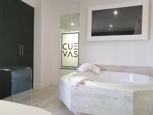 Hotel Cuevas - Adults Only客房内的一张或多张床位