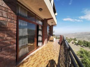 einen Balkon eines Hauses mit Aussicht in der Unterkunft Lalibela Apartments in Lalībela