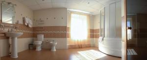 a bathroom with a toilet and a tub and a sink at Otel Pervouralsk in Pervouralsk