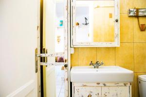 カレタ・デ・ファマラにあるCasa Adaのバスルーム(洗面台、鏡付)