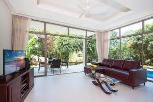 un soggiorno con divano e TV di 2 Bedroom Duplex Pool Villa A SDV005-By Samui Dream Villas a Mae Nam