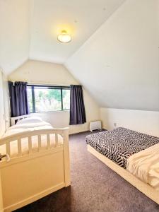A bed or beds in a room at Atarau Grove Holiday House