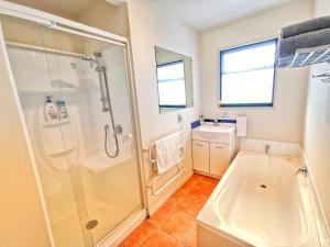 Ванная комната в Atarau Grove Holiday House