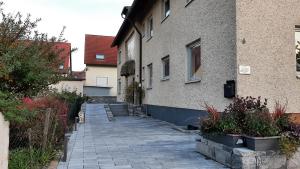 uma casa com um passadiço de tijolos ao lado de um edifício em Lichtenau - Bertholdes Traum em Lichtenau