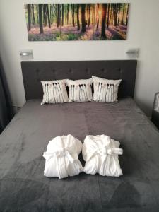 a bed with two white towels sitting on it at Top Appartment mit Weitblick und Late Check-Out inklusive aktivCARD in Sankt Englmar