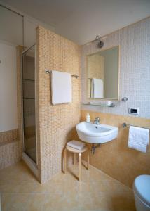 ein Badezimmer mit Waschbecken, Dusche und Toilette in der Unterkunft Casa Novelli Apartments in Monreale