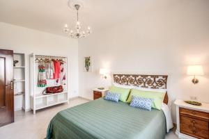 een slaapkamer met een groen bed met 2 kussens bij MEDITERRANEAN HOUSE in Sorrento