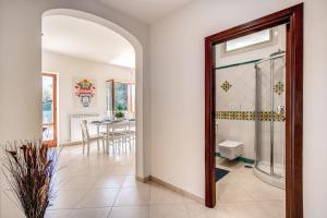 een badkamer met een douche en een tafel met stoelen bij MEDITERRANEAN HOUSE in Sorrento +32 foto's