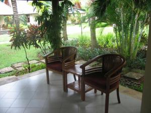Ein Sitzbereich in der Unterkunft Tanjung Lesung Hotel