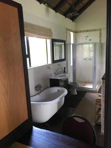 A bathroom at Weltevreden Game Lodge