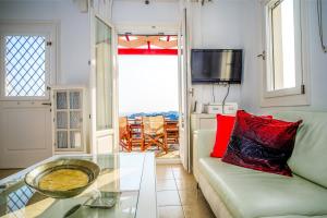 sala de estar con sofá y mesa de cristal en Sea View Villa, en Megas Gialos - Nites