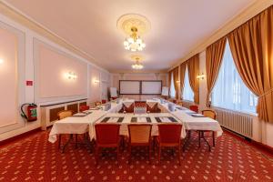 sala konferencyjna z długim stołem i krzesłami w obiekcie Hotel Bellevue Wien w Wiedniu