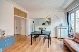 sala de estar con mesa, sillas y sofá en Cozy Apartment on Best Location in Antwerp, en Amberes
