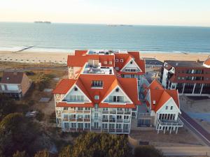 eine Luftansicht eines Hauses am Strand in der Unterkunft Familie beachhuis op de duinen (Duinhuis) in Cadzand