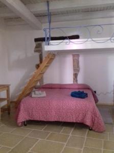 ヴェノーザにあるCapovalle B&Bのベッドルーム1室(はしごと靴付きのベッド1台付)
