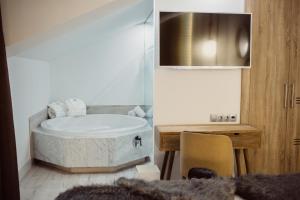 Hotel Cuevas - Adults Only客房内的一张或多张床位