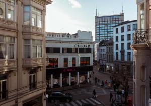 vistas a una calle de la ciudad con edificios en Smartflats - Rubens Antwerp, en Amberes