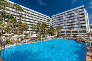 een groot zwembad voor een groot gebouw bij Abora Buenaventura by Lopesan Hotels in Playa del Inglés