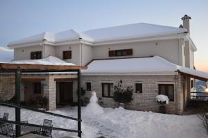a house with snow on the roof at Lakmos in Prosílion