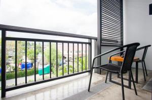 una sedia seduta su un balcone con vista di Chaweng Villawee Hotel - SHA Plus a Chaweng Beach