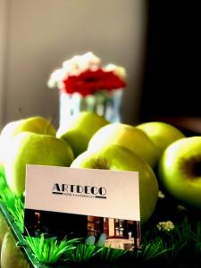 un montón de manzanas verdes en una mesa con una señal en Hotel Art Deco Euralille en Lille