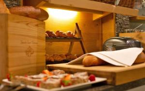 a bakery with a bunch of loaves of bread and pastries at ... mein romantisches Hotel Toalstock in Fiss