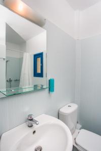 克里希阿克提的住宿－Paros Philoxenia，一间带水槽、卫生间和镜子的浴室