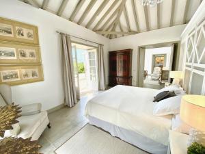 Łóżko lub łóżka w pokoju w obiekcie Casa Badana, Exclusiva Casa Privada con Piscina y Vistas al Mar