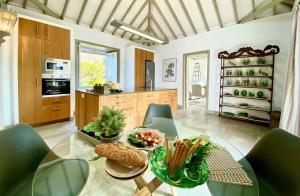 Kuchnia lub aneks kuchenny w obiekcie Casa Badana, Exclusiva Casa Privada con Piscina y Vistas al Mar