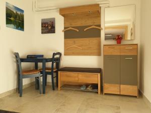 een kamer met een tafel en een bureau en een tafel en een stoel bij Haus 66 in Obertraun