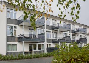Bild eines Apartmentgebäudes mit Balkonen in der Unterkunft Alte Schule Züschen-Winterberg in Winterberg