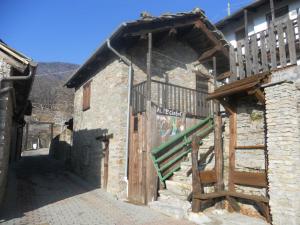 un antiguo edificio de piedra con una escalera. en Agriturismo Fiorendo en Pinerolo