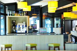 Salon oz. bar v nastanitvi Relais Fasthotel Port Lauragais
