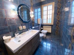 A bathroom at VILLA MOLINELLA