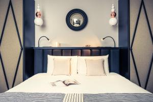 Ένα ή περισσότερα κρεβάτια σε δωμάτιο στο Mercure Paris Arc de Triomphe Wagram