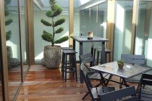 una habitación con mesas y sillas y un árbol en maceta en Partner Hotel AG Zofingen, en Zofingen