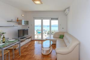 sala de estar con sofá blanco y mesa en Villa Luciana, en Trogir