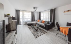 ein Wohnzimmer mit einem Sofa und einem Tisch in der Unterkunft NEXT TO GONDOLA Stylish and Charming apartment in Bansko