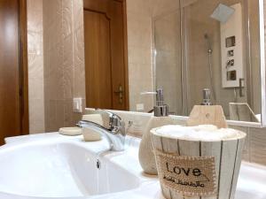 A bathroom at VILLA MOLINELLA