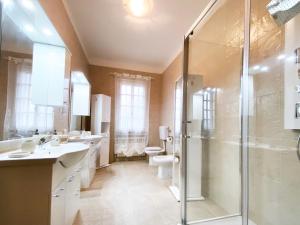 A bathroom at VILLA MOLINELLA