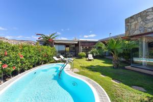 una piscina nel cortile di una casa di Tauro Golf by VillaGranCanaria a Puerto Rico de Gran Canaria