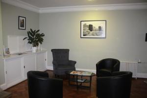 sala de estar con 2 sillas y mesa en Charney Manor, en Kingston Bagpuze