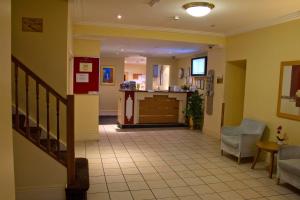 um corredor hospitalar com uma sala de espera e um balcão em The Rutland Hotel em Douglas
