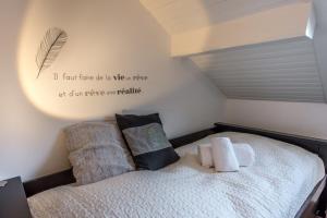 Unique Chalet avec vue a 360 degres - LLA Selections by Location Lac Annecyにあるベッド