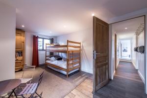 Двох'ярусне ліжко або двоярусні ліжка в номері Unique Chalet avec vue a 360 degres - LLA Selections by Location Lac Annecy