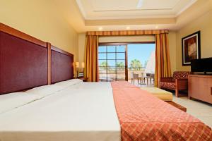 Cama o camas de una habitación en Hotel Envia Almería Spa & Golf