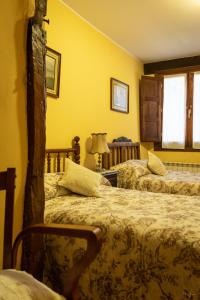 เตียงในห้องที่ Casa Rural Nestazar II