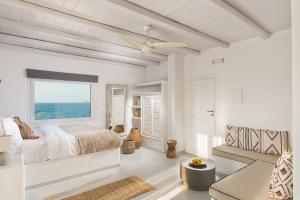 阿波罗尼亚Perla Suites - Delmar Collection的一间带床和窗户的白色卧室