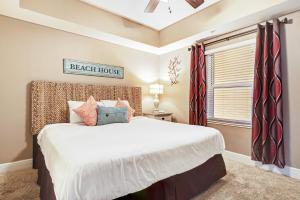 Un pat sau paturi într-o cameră la Calypso Resort