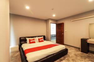Postel nebo postele na pokoji v ubytování OYO 150 3Q Chiangmai Residence